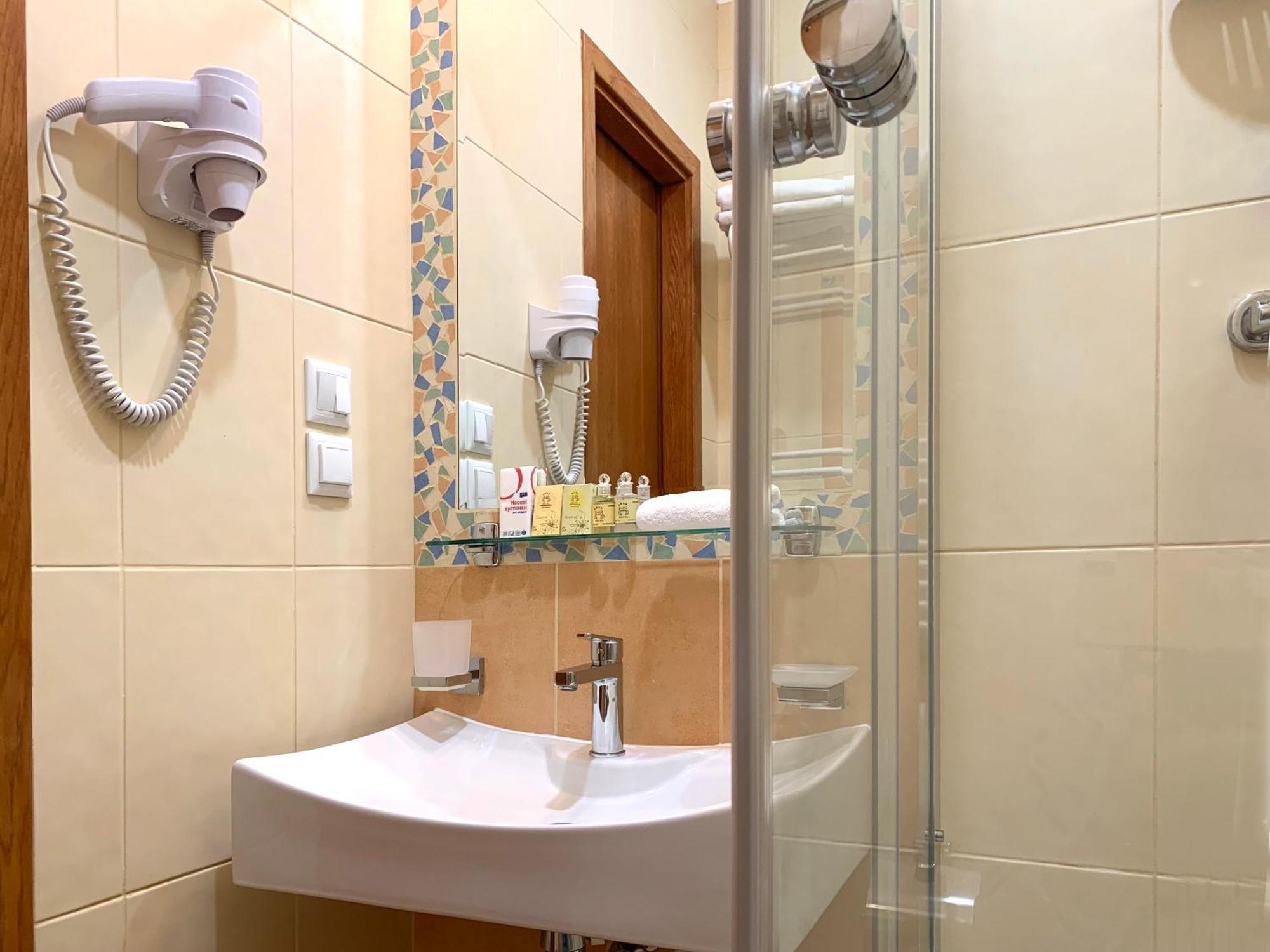 Economy Room In Hotel Eney Lviv Oda fotoğraf